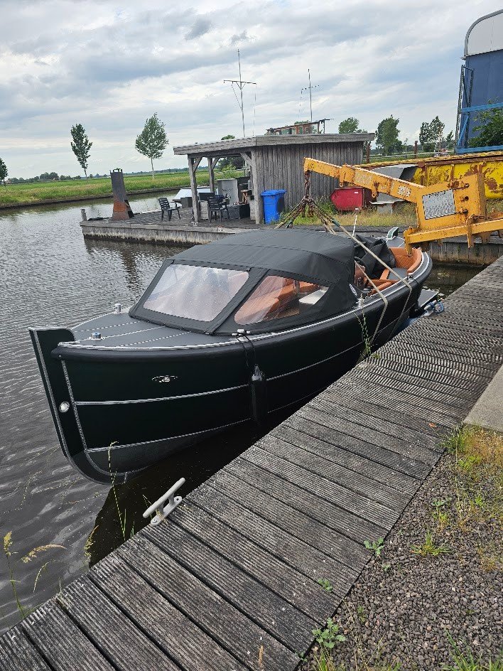 Zitruimte van de AluShip Sloep 600